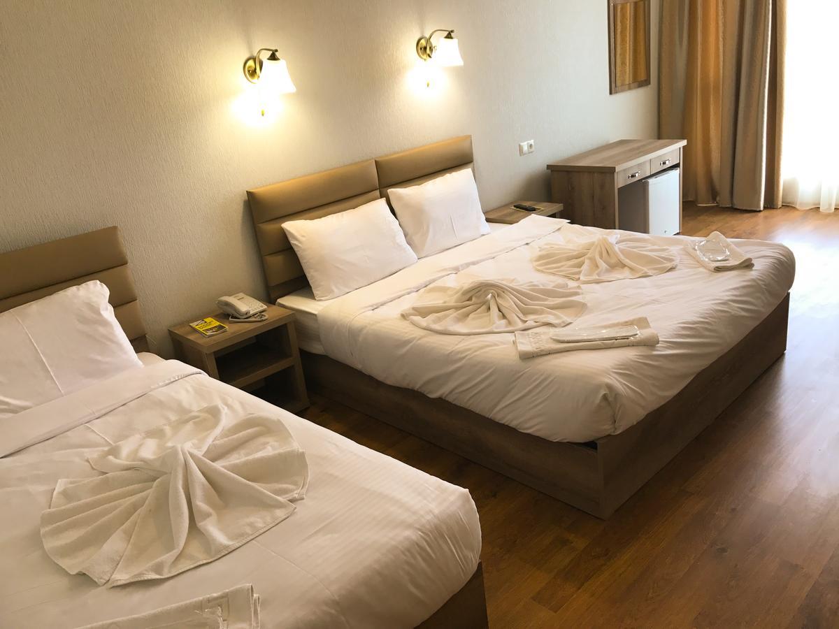 טביליסי L Plaza Hotel מראה חיצוני תמונה