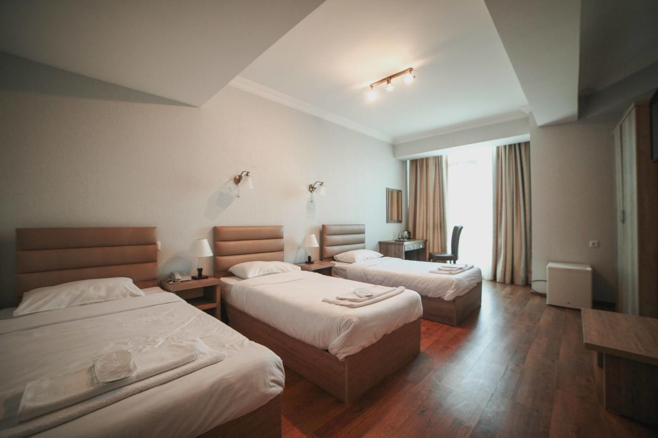 טביליסי L Plaza Hotel מראה חיצוני תמונה