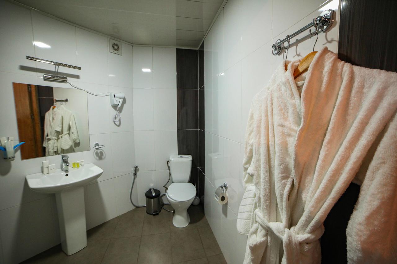טביליסי L Plaza Hotel מראה חיצוני תמונה