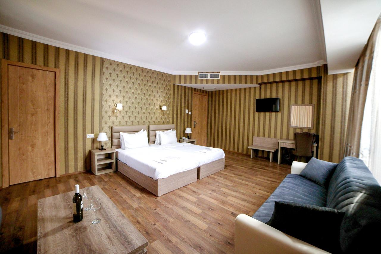 טביליסי L Plaza Hotel מראה חיצוני תמונה